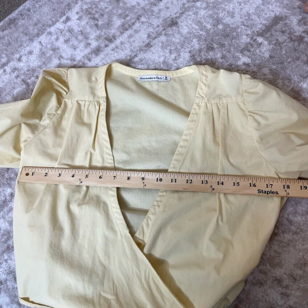 Abercrombie & Fitch pale yellow cropped front tie long sleeve ruffled V-neck SM